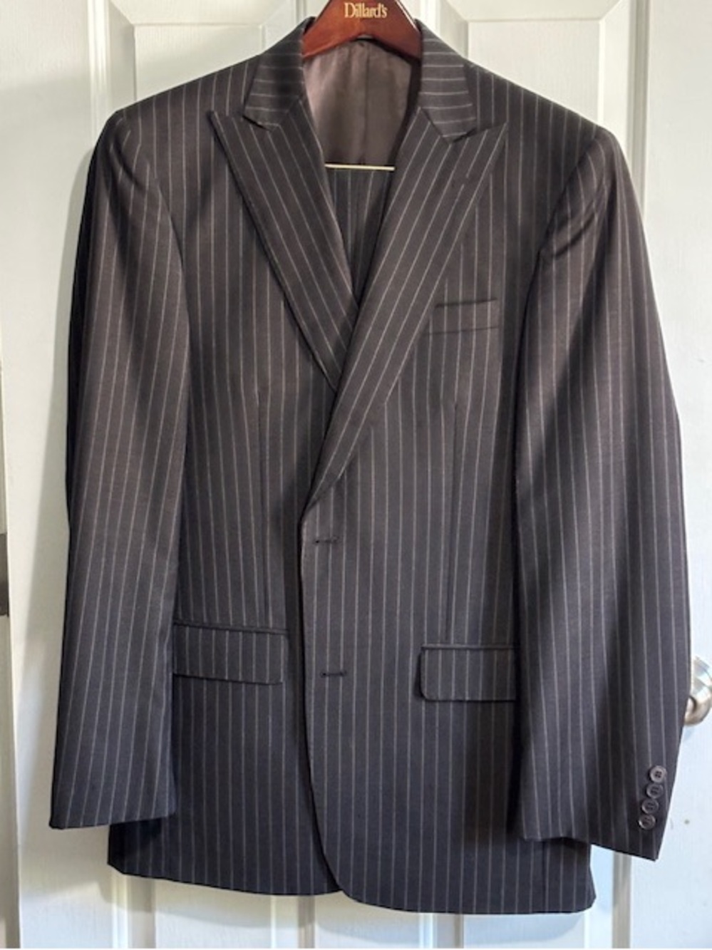Dillard’s Murano Men’s Wool Suit 42L
Dark Brown Pinstripe